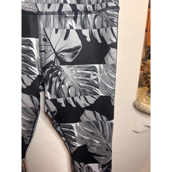 Nike Dri-Fit Women's M Botanical Print Fast Crop Leggings - Picture 7 of 10
